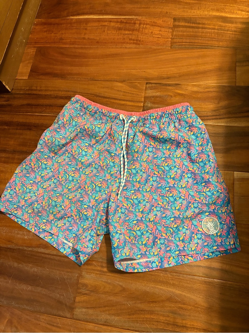 Chubbies Men’s Tropical Floral Swim Trunks 5.5” Inseam Size Small (1476)